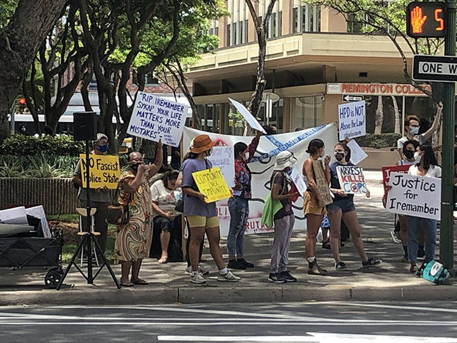 CRAIG T. KOJIMA / CKOJIMA@STARADVERTISER.COM
                                Family members of 16-year-old Iremamber Sykap and their supporters stage a counter-protest outside District Court on Alakea before the start of day two of the preliminary hearing for the three Honolulu police officers charged in the teen’s shooting death.