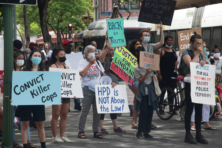 CRAIG T. KOJIMA/CKOJIMA@STARADVERTISER.COM
                                Demonstrators protesting killings line up on S. Hotel and Alakea St. SHOPO demonstration continue during the prelim hearing of Officers Zackary Ah Nee, Christopher Fredeluces and Geoffrey H.K. Thom
