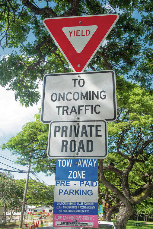 CRAIG T. KOJIMA / CKOJIMA@STARADVERTISER.COM
                                Residents complain new paid parking spaces on Leahi Avenue take up what once was a traffic lane, making the area dangerous for pedestrians and children who attend Waikiki Elementary School. Signs are posted on the avenue.