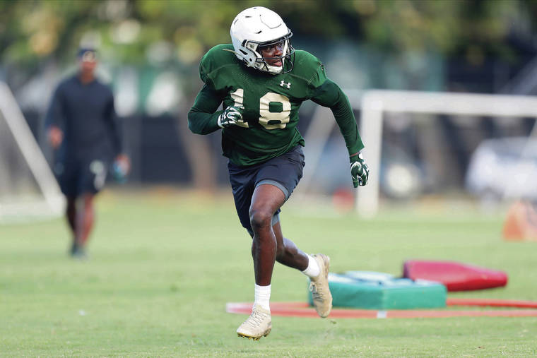 ANDREW LEE / SPECIAL TO THE STAR-ADVERTISER
                                Hawaii’s Cortez Davis runs during a drill at practice in 2019.