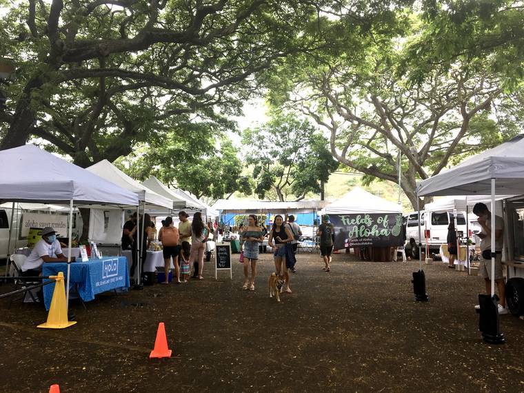 NINA WU / JUNE 25 S
                                Shoppers at the former Kailua farmers market at Pali Lanes in June.