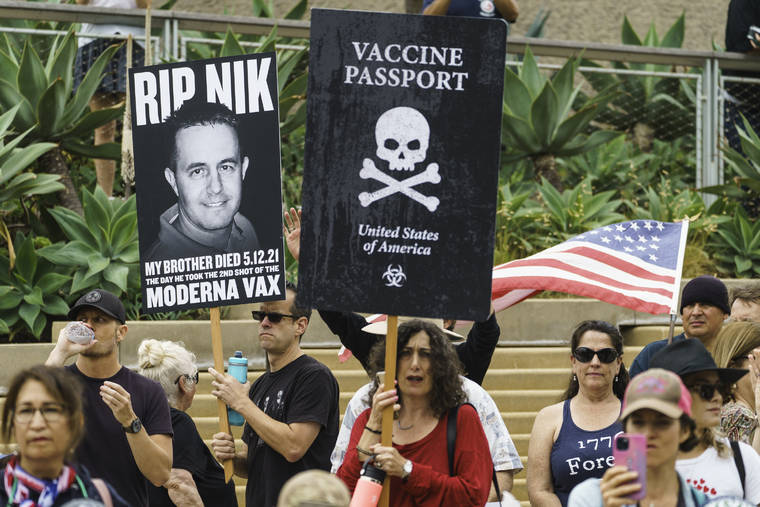 PRENSA ASOCIADA La gente sostuvo carteles en contra de los pasaportes de vacunas mientras participaban en el “SOS California No Vaccine Passport Rally”.  en Tongva Park en Santa Mónica, California, el sábado.