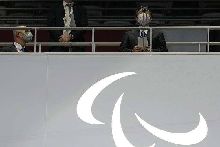 PRESSE ASSOCIÉE Douglas Emhoff, à gauche, regarde l'empereur japonais Naruhito déclarer l'ouverture des Jeux paralympiques de 2020 au stade national de Tokyo aujourd'hui.