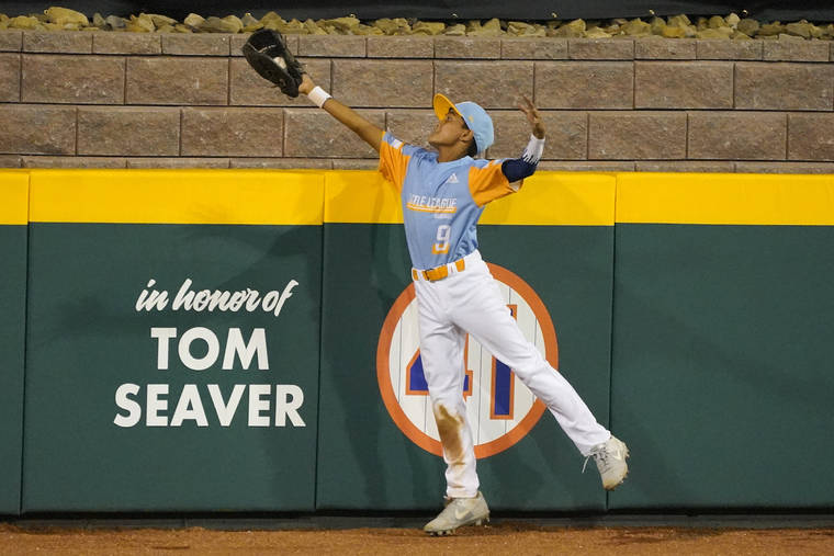ASSOCIATED PRESS
                                Honolulu center fielder Kaikea Patoc-Young robbed Taylor, Mich.’s Cameron Thorning of a home run with an over-the-wall catch during the fourth inning of a baseball game at the Little League World Series in South Williamsport, Pa., today.