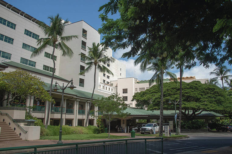 CRAIG T. KOJIMA / CKOJIMA@STARADVERTISER.COM 
                                Doctors and nurses are preparing for a surge of patients due to the rise in the number of COVID-19 infections. The Queen’s Medical Center, above, offers vaccines at its pharmacies and other locations.