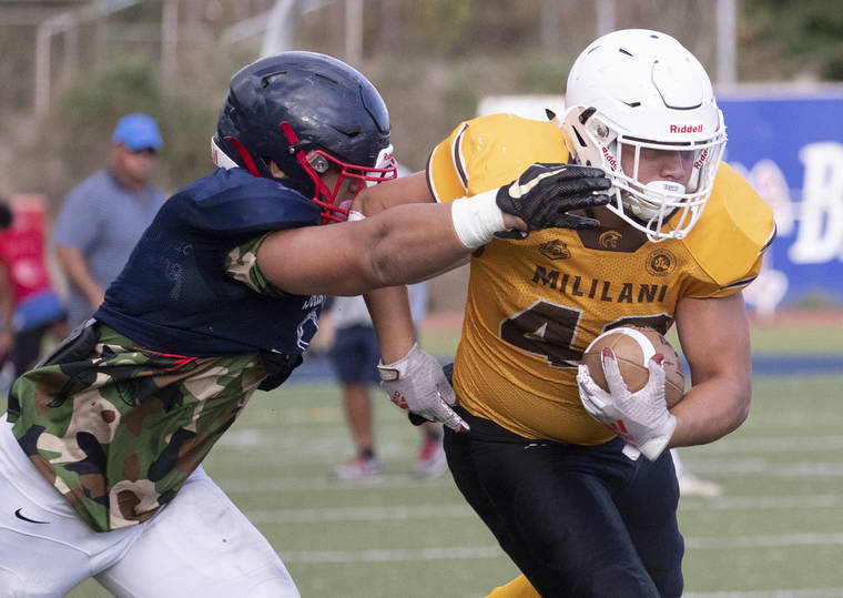 CINDY ELLEN RUSSELL / CRUSSELL@STARADVERTISER.COM
                                Mililani’s Nehemiah Timoteo rushed as the Saint Louis defense closed in during a scrimmage on July 30.