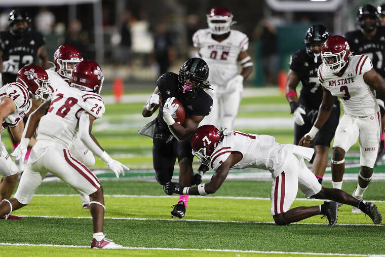 GEORGE F. LEE / GLEE@STARADVERTISER.COM
                                Hawaii’s Dedrick Parson weaved his way through the New Mexico State defense.