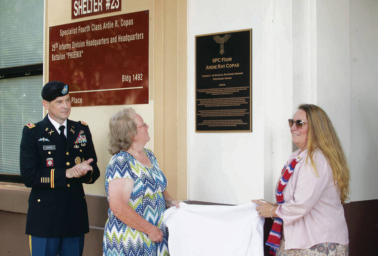 CINDY ELLEN RUSSELL / CRUSSELL@STARADVERTISER.COM
                                Ardie Copas’ widow, Betsy Cintonz, middle, and daughter, Shyrell Copas, unveiled the plaque for Spc. Four Ardie Ray Copas in the building renamed for the Medal of Honor recipient.