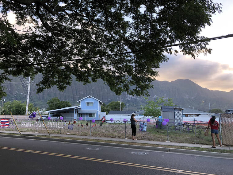 LEILA FUJIMORI / LFUJIMORI@STARADVERTISER.COM
                                Community members tied balloons and ribbons in Isabella’s favorite color, purple, and placed stuffed animals along the fence near the Kaluas’ home.