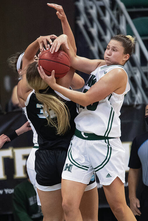 GEORGE F. LEE / GLEE@STARADVERTISER.COM 
                                UH’s Amy Atwell powered her way for a loose ball against Hawaii Pacific Wednesday at SimpliFi Arena at the Stan Sheriff Center.