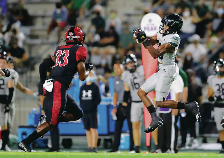 JAMM AQUINO / JAQUINO@STARADVERTISER.COM
                                Hawaii wide receiver Jared Smart makes a catch moments before fumbling and losing the ball to San Diego State during the second half.
