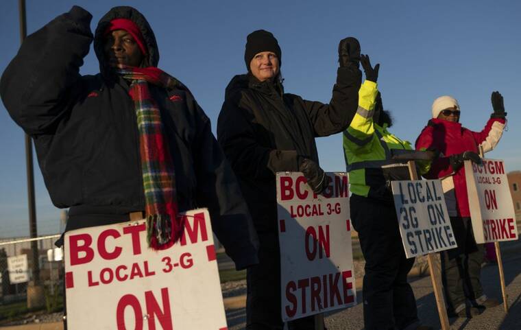 ALYSSA KEOWN/BATTLE CREEK ENQUIRER VIA ASSOCIATED PRESS
                                Kelly Stokes, Kathy Webb, LaKisha Scott and Brenda Flemons picketed outside Kellogg Co., Nov. 23, at the Porter Street plant in Battle Creek, Mich. Kellogg Co. and the union representing about 1,400 of its cereal-plant workers said they reached a tentative labor agreement, potentially ending a strike that began nearly two months ago.