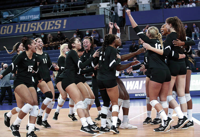 ANTHONY BOLANTE / SPECIAL TO THE STAR-ADVERTISER
                                The Rainbow Wahine celebrated after beating the Bulldogs on Friday.
