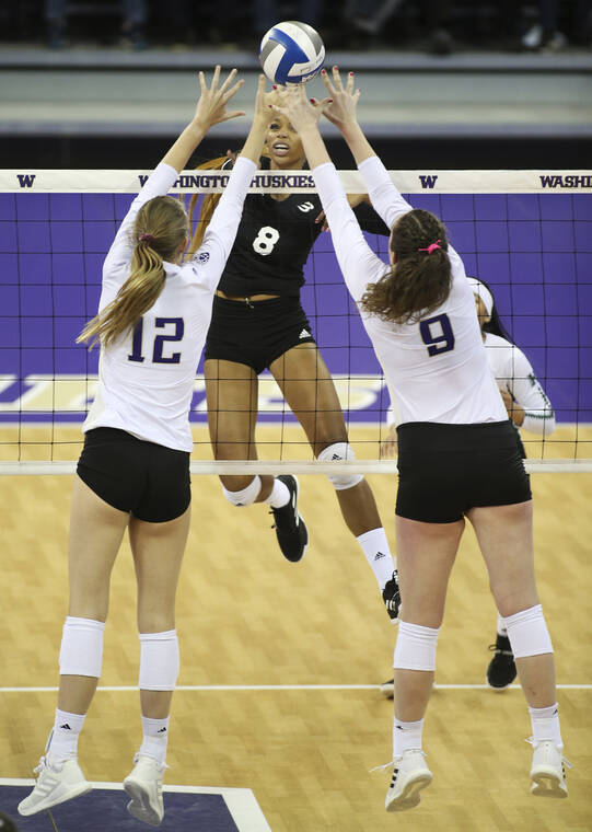 ANTHONY BOLANTE / SPECIAL TO THE STAR-ADVERTISER
                                Hawaii’s Sklyler Williams hits over Washington’s Marin Grote (12) and Samatha Drechsel (9) durng the first set.