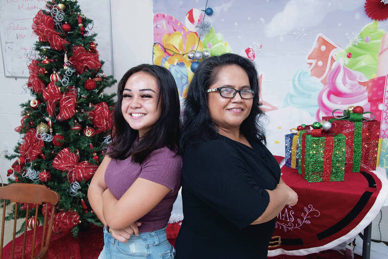 CRAIG T. KOJIMA / CKOJIMA@STARADVERTISER.COM
                                Melanie Davis and her 14-year-old daughter Keona could use a printer this Christmas.