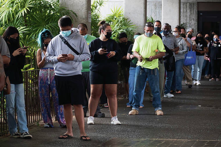 GEORGE F. LEE / GLEE@STARADVERTISER.COM
                                About 100 people were lined up for COVID-19 testing just after 4 p.m. Tuesday at Daniel K. Inouye International Airport. Experts recommend taking rapid tests before holiday gatherings.