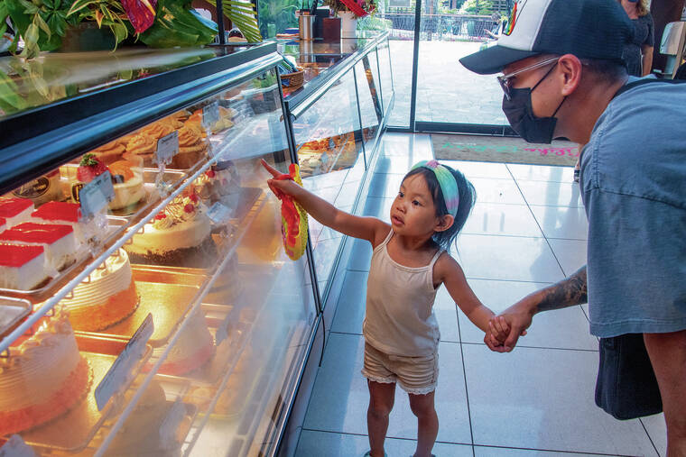 CRAIG T. KOJIMA / CKOJIMA@STARADVERTISER.COM
                                There’s been a recent wave of more than a dozen restaurant openings or expansions in Waikiki. Above, Justin Vierra and daughter, Autumn, select pastries at the new Liliha Bakery.