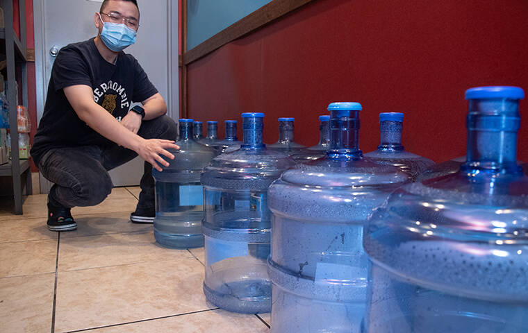 CRAIG T. KOJIMA / CKOJIMA@STARADVERTISER.COM
                                Loco Moco Drive Inn manager Alvin Chen says the restaurant at Moanalua Shopping Center is bringing in approximately 10 5-gallon water bottles daily to cope with the loss of tap water caused by the Red Hill water contamination.