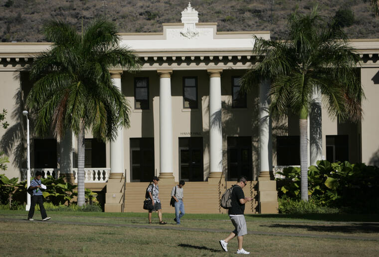 STAR-ADVERTISER FILE
                                Students walked in front of Hawaii Hall on the UH-Manoa campus. The University of Hawaii announced today it will temporarily move many courses at its 10 campuses online for the first two weeks of the spring semester.