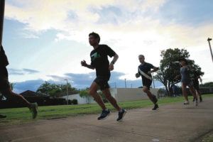 JAMM AQUINO/JAQUINO@STARADVERTISER.COM
                                Marathon runner Jonathan Lyau, middle, head coach of Personal Best Training, leads runners during training in preparation for the upcoming Honolulu Marathon at Ala Moana Regional Park, in Honolulu.