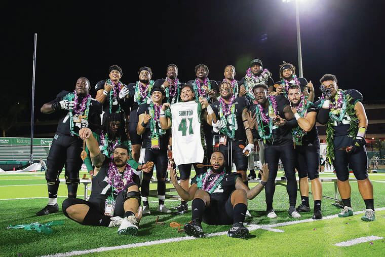 JAMM AQUINO / JAQUINO@STARADVERTISER.COM
                                Hawaii seniors posed for a photo after beating Colorado State at Ching Field on Nov. 20. The seniors will get to play in a bowl game despite a losing record.
