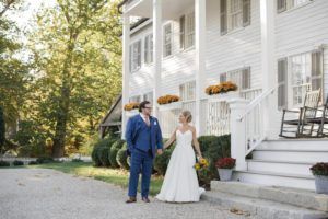 MINDY BRIAR PHOTOGRAPHY VIA AP
                                Shelley Kapitulik-Jaye and her husband, Stephen Jaye, wed on a Wednesday, tapping into a trend of couples choosing weekdays for their weddings, either by choice or necessity.