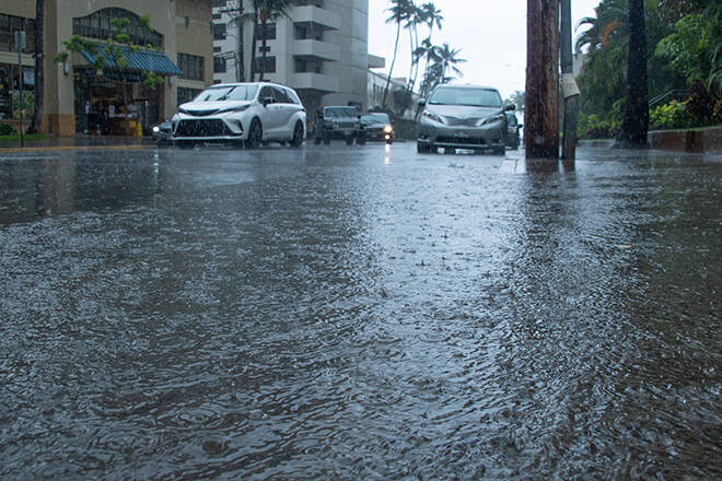 CRAIG T. KOJIMA / CKOJIMA@ STARADVERTISER.COM
                                Water collects on Paoakalani Avenue in Waikiki during a downpour on Oahu Saturday.
