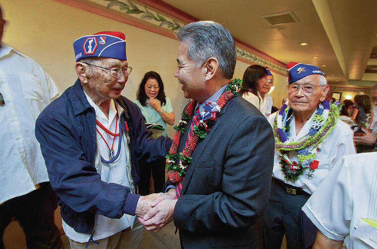STAR-ADVERTISER
                                Ige shook hands with Masayuki Higa at a January 2015 ceremony at the Japanese Cultural Center of Hawaii honoring members of the 100th Battalion and 442nd Regimental Combat Team.