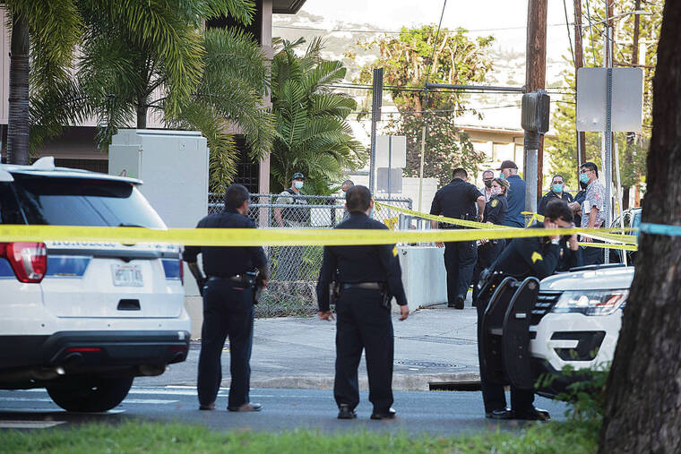 CINDY ELLEN RUSSELL / APRIL 5
                                The Honolulu Police Department investigates at Kalakaua Avenue and Philip Street after officers fatally shot 16-year-old Iremamber Sykap on April 5.