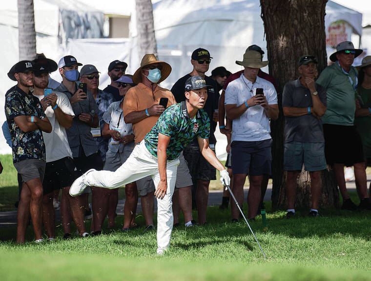 CINDY ELLEN RUSSELL / CRUSSELL@STARADVERTISER.COM
                                Defending champion Kevin Na leaned into his club after an awkward chip on the eighth hole on Friday.