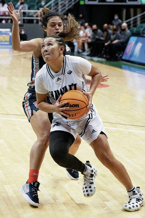 GEORGE F. LEE / GLEE@STARADVERTISER.COM
                                Cal State Fullerton’s Lily Wahinekapu tried to defend Hawaii guard Kelsie Imai as Imai drove to the basket during Saturday’s game at SimpliFi Arena at Stan Sheriff Center.