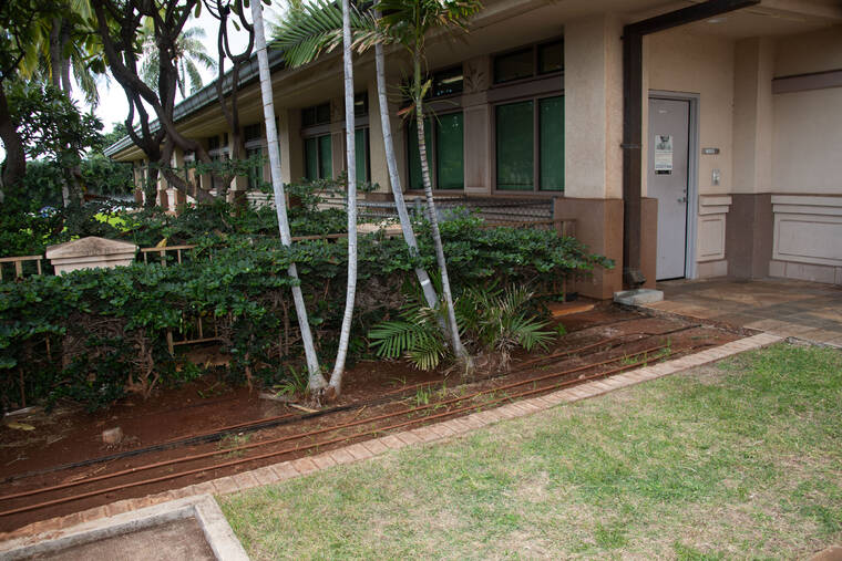 CRAIG T. KOJIMA / CKOJIMA@ STARADVERTISER.COM
                                The Kapolei Police Station, seen Wednesday. A 35-year-old man with a history of mental illness has been charged with murder after he allegedly beat a 48-year-old homeless woman to death with a tree trunk near the entrance of the Kapolei Police Station Tuesday night.