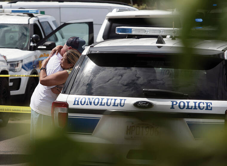 CINDY ELLEN RUSSELL / CRUSSELL@STARADVERTISER.COM 
                                A child and a 38-year-old man died Monday in an apparent murder-suicide at a Waialua home. Above, a woman was comforted at the scene.