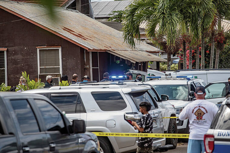 CINDY ELLEN RUSSELL / CRUSSELL@STARADVERTISER.COM 
                                A child and a 38-year-old man died Monday in an apparent murder-suicide at a Waialua home. Above, investigators gathered outside the home.