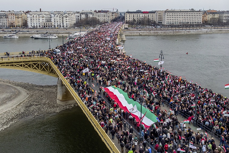 Több millióan gyűltek össze Magyarországon a választások előtt