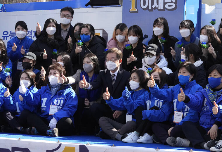 ASSOCIATED PRESS
                                Lee Jae-myung, center, the presidential candidate of the ruling Democratic Party, posed with his supporters during a presidential election campaign in Seoul on March 3. Just days before March 9 election, Lee and Yoon Suk Yeol from the main conservative opposition People Power Party are locked in an extremely tight race.