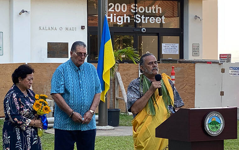 COURTESY COUNTY OF MAUI
                                Maui Mayor Michael Victorino (center) proclaimed today “Ukraine Solidarity Day.”