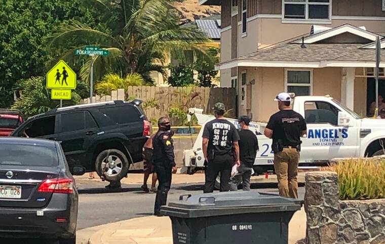 CRAIG T. KOJIMA / CKOJIMA@STARADVERTISER.COM
                                Honolulu police investigated the scene of a shooting in Waianae this morning.