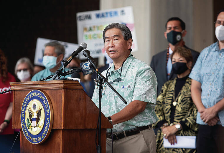 CINDY ELLEN RUSSELL / FEB. 11
                                Ernie Lau, chief engineer and manager of the Honolulu Board of Water Supply, has urged Oahu residents to reduce their water consumption by 10%. Lau speaks at a news conference at the state Capitol.
