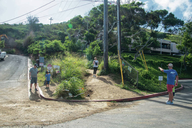 CRAIG T. KOJIMA / CKOJIMA@STARADVERTISER.COM
                                The state Department of Land and Natural Resources is working to fix erosion at the Lanikai Pillbox Trail and limit the number of hikers. Above, visitors to the trail walk through the surrounding neighborhood.