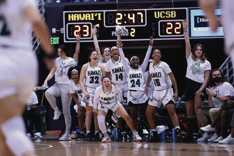 ANDREW LEE / SPECIAL TO THE STAR-ADVERTISER
                                Hawaii’s bench celebrates after a play on Saturday.