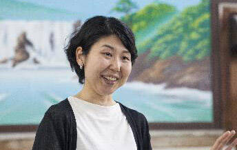 YOMIURI SHIMBUN 
                                Mizuki Tanaka, above, is one of only three artists who paints sento (public bath) murals.