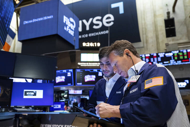 DAVID L. NEMEC/NEW YORK STOCK EXCHANGE VIA ASSOCIATED PRESS
                                Robert Charmak, right, worked with a colleague on the trading floor of the New York Stock Exchange, today. Stocks fell in afternoon trading on Wall Street today as the market extends a losing streak from last week.