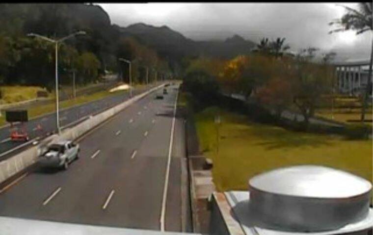 GOAKAMAI.ORG
                                A screenshot from a traffic camera at the intersection of Pali Highway and Waokanaka showed little traffic after a truck fire forced the closure of the tunnel in the Honolulu-bound direction.
