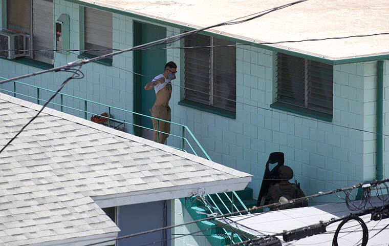 CINDY ELLEN RUSSELL / CRUSSELL@STARADVERTISER.COM
The suspect in a barricade situation surrenders to police in Kapahulu