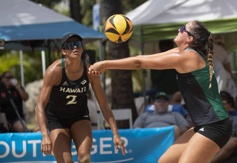 CINDY ELLEN RUSSELL / CRUSSELL@STARADVERTISER.COM
                                Hawaii’s Kaylee Glagau sets the ball for Brooke Van Sickle during their match on March 10.