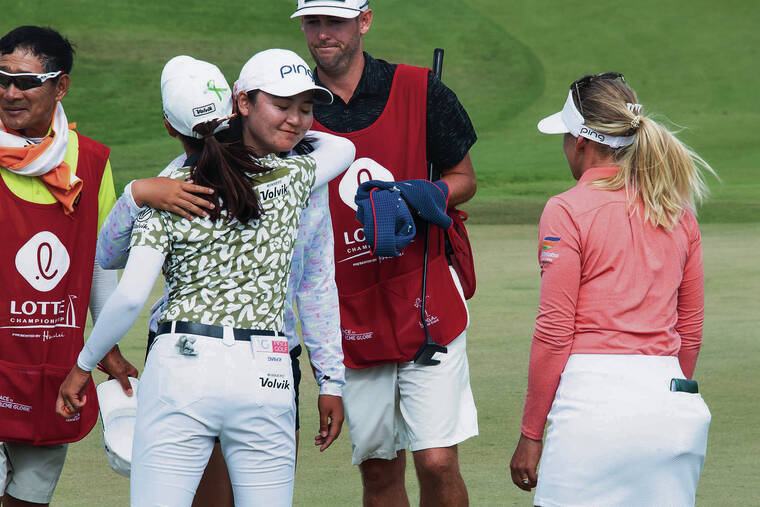 CRAIG T. KOJIMA / CKOJIMA@ STARADVERTISER.COM
                                Allisen Corpuz was congratulated by playing partners Chella Choi and Pernilla Lindberg after the competion of her round.