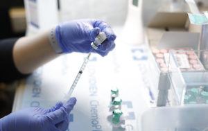 JAMM AQUINO/JAQUINO@STARADVERTISER.COM
                                Pharmacist Nicole Paiva readies syringes with the Pfizer-BioNTech COVID-19 vaccine.