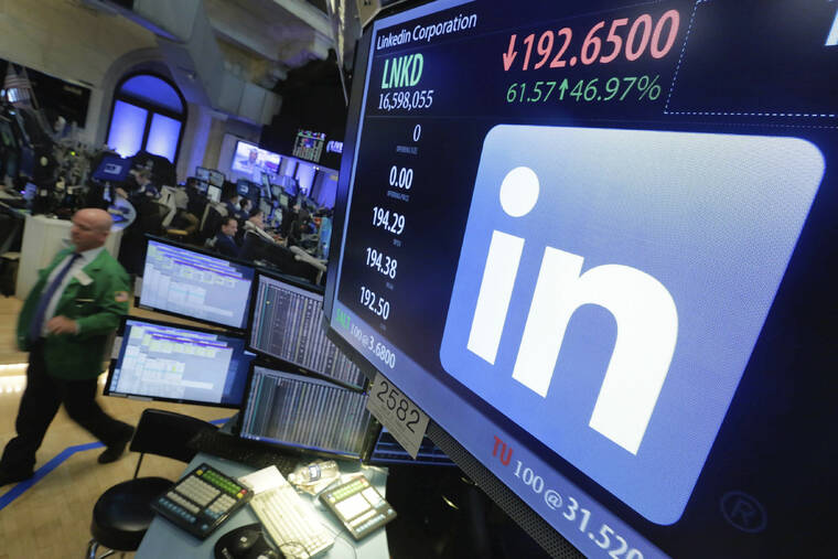 ASSOCIATED PRESS The LinkedIn logo appeared on a screen, in June 2016, at the post where it trades on the floor of the New York Stock Exchange.  The career-networking service LinkedIn has agreed to pay $1.8 million in back wages to hundreds of female workers to settle a pay discrimination complaint brought by US labor investigators.