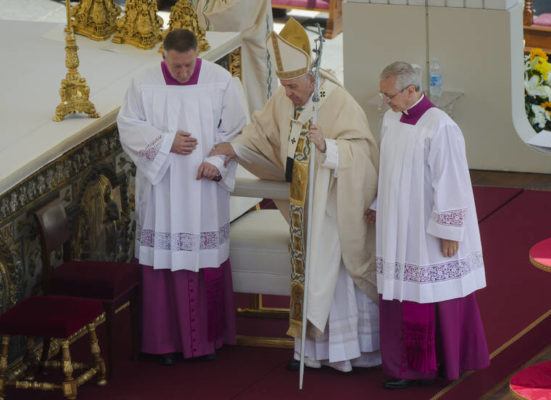 Pope Francis rallies from knee pain to proclaim 10 new saints